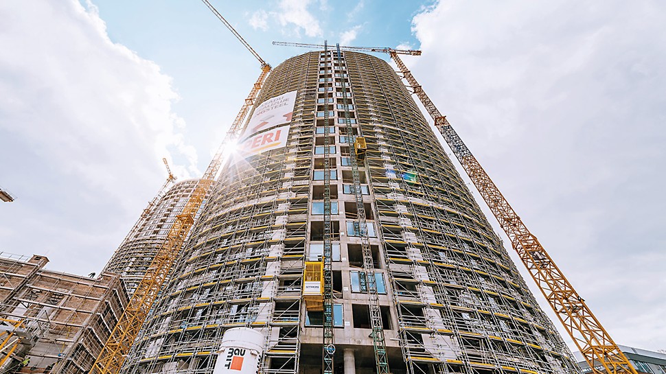 斯洛伐克,布拉迪斯拉发,SKY PARK 公寓大厦 The large-scale project, SKY PARK, is the new cultural epicentre of Bratislava – in addition to customised scaffolding solutions, PERI made use of the RCS rail climbing system in combination with VARIO GT 24 girder wall formwork during the erection of the residential complexes.
(Photo: Penta Real Estate)