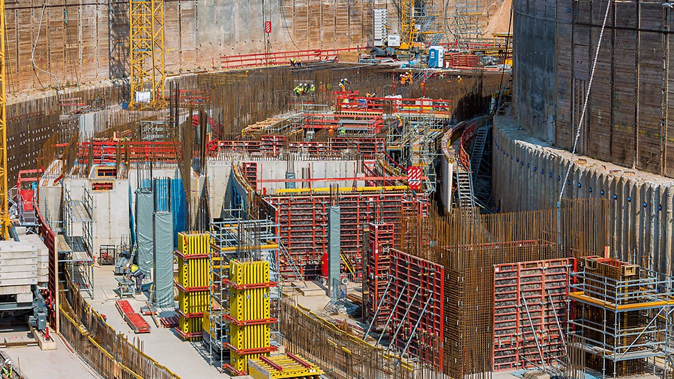 Der Bau des Ringtunnels mit massiven Bauteilen und einer komplexen Bewehrungsführung erfordert eine projektspezifisch abgestimmte Schalungs- und Gerüstlösung.