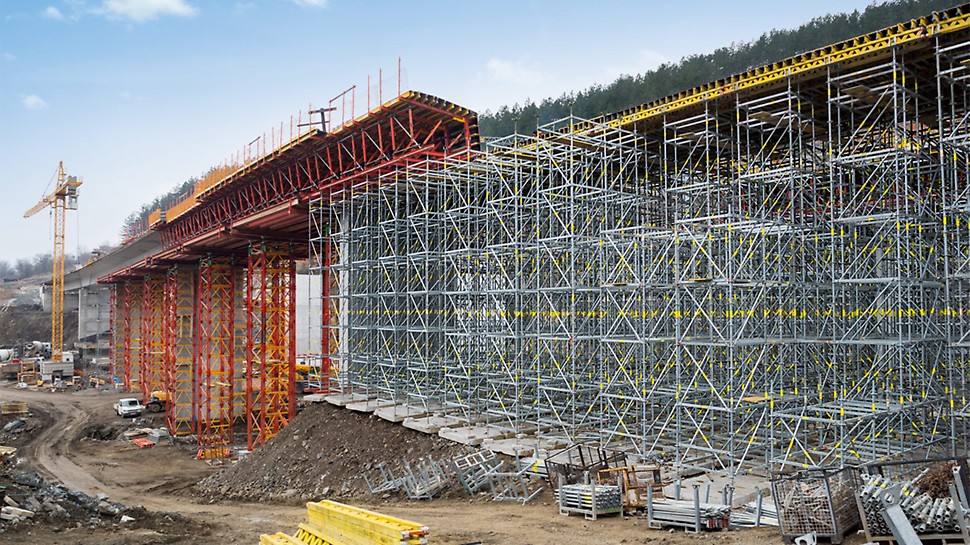 经济的派利桥梁模板方案 The PERI bridge formwork concept was based on rentable modular construction systems with standardized components.