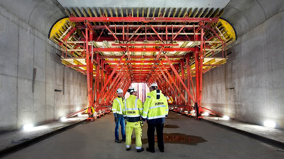 瑞典,哥德堡,玛丽霍姆斯隧道 The slab formwork carriages used are very modular in their design; the great flexibility of the VARIOKIT standard components facilitate simple adjustments to suit project-specific conditions. The relatively low weight of the VARIOKIT solutions is an additional benefit of the Engineering Construction Kit.