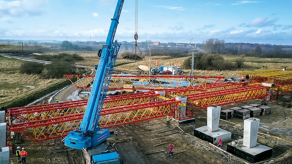 波兰,Neustettin 环城路,M-8高速公路桥 For the M-8 road bridge, PERI engineers planned a project-specific shoring and formwork solution. The heavy-duty scaffold construction, consisting of VRB Heavy-Duty Truss Girders and VST Heavy-Duty Towers, safely transferred the high loads via long spans into the ground.