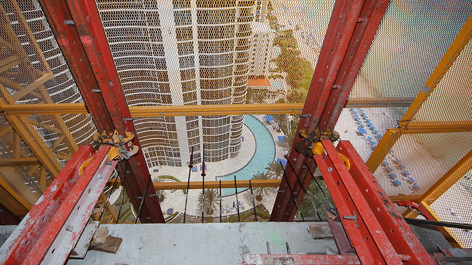 Three floors of LPS protection can be moved independently by hydraulics or crane at any time in the construction cycle. Three floors of LPS protection can be moved independently by hydraulics or crane at any time in the construction cycle.