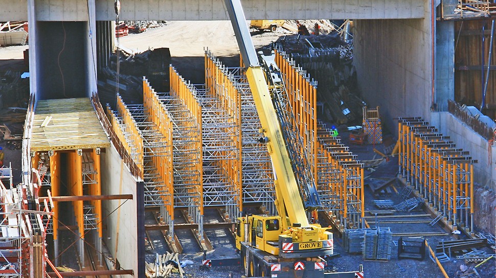Mestarintunneli, Espoo Holvin tuentana käytettiin MULTIPROP-järjestelmää, jossa yksittäisistä holvituista saadaan jykeviä tukitornikokonaisuuksia liittämällä niitä kehyksin toisiinsa.