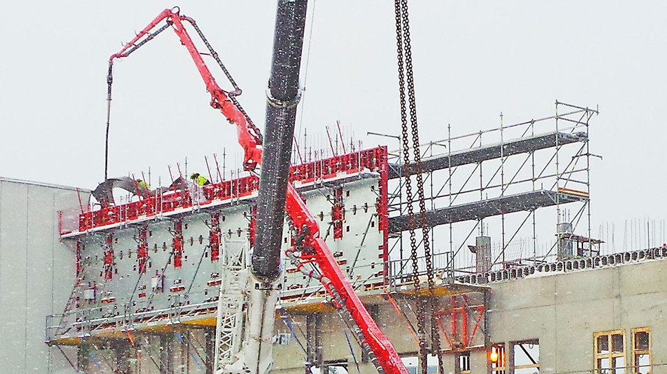 Würth-laajennus, Riihimäki FB 180 -niveltyötasot toimivat seinämuottien tasoina kerros kerrokselta.