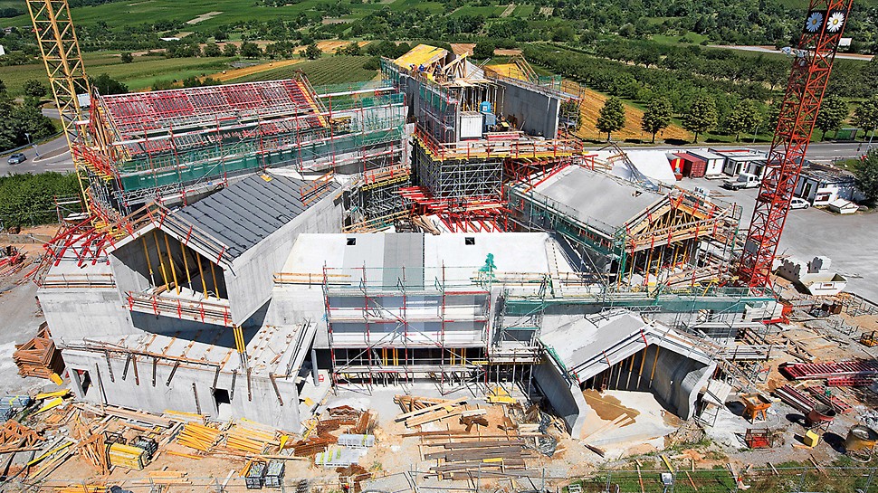 Para o VitraHaus, doze corpos de concreto armado com enormes telhados de empena foram empilhados para formar um complexo de 20 m de altura.