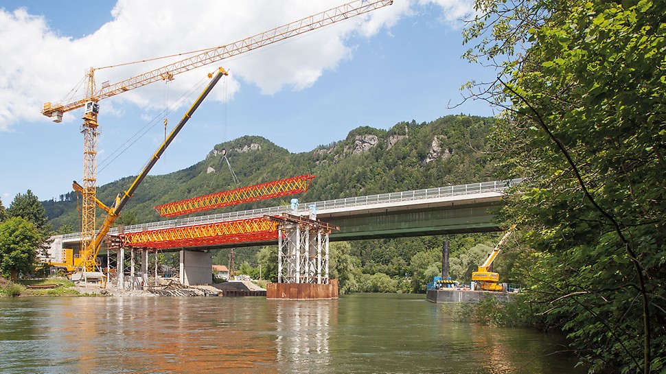 Para a construção da ponte Mur perto de Frohnleiten, a nova treliça pesada VARIOKIT da PERI estabeleceu novos padrões em operações de escoramento.