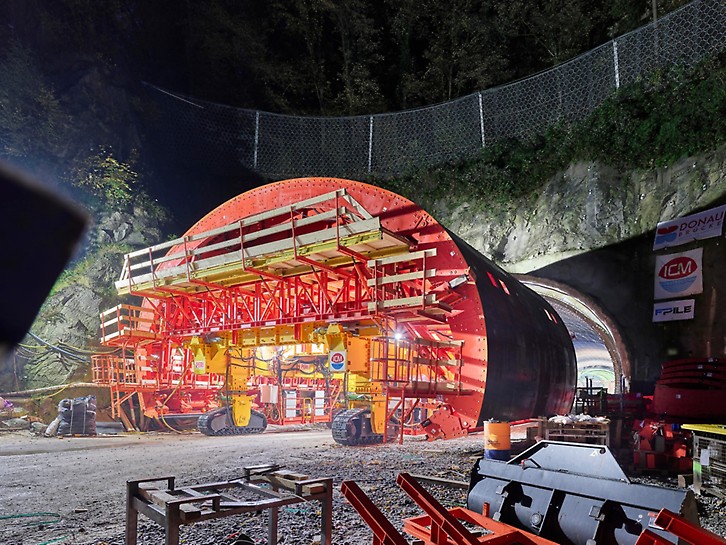 Entrance of the special steel formwork carriage into the tunnel Entrance of the special steel formwork carriage into the tunnel