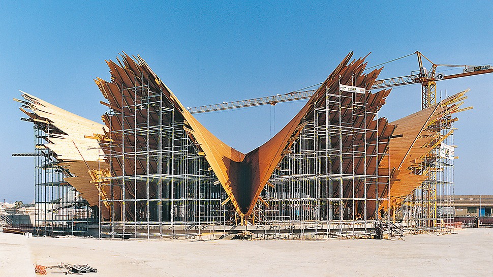 Florante Submarino餐厅 - 使用了77吨PERI UP Rosett脚手架材料 Restaurante Florante Submarino, Valencia, Spain - With 77 t of PERI UP Rosett materials, the building´s design could be accurately realized as a three-dimensional spatial load-bearing structure.
