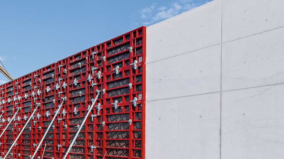 Tyylikästä betonipintaa siistin sauman ja sidepulttijaon ansiosta.