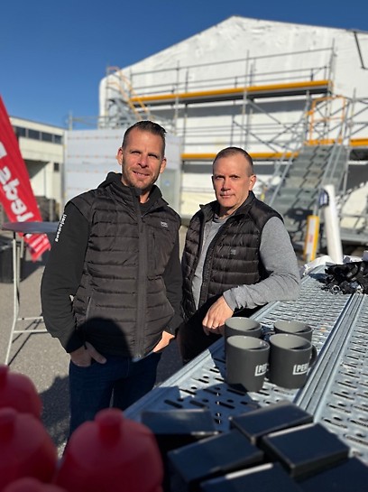 Experter på ställningslösningar och alltid redo att prata säkerhet, logistik och smarta montage.