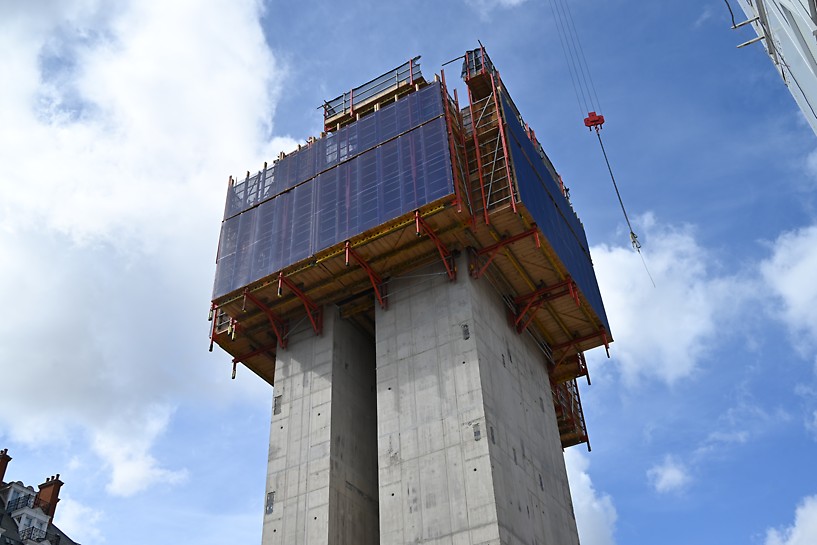 The new PERI RCS MAX Shaft system rises up one of the two cores on the South Molton Triangle project constructed by McGee with reduced crane dependency.