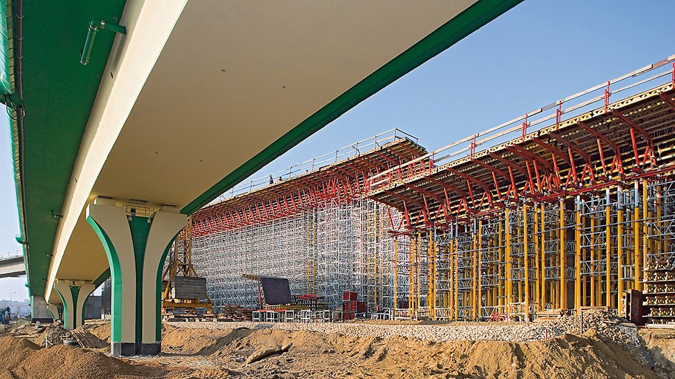 Para a forma da superestrutura, bem como a construção de escoramento que consiste no sistema MULTIPROP e nas torres de empilhamento ST 100, foram utilizados apenas componentes do sistema.