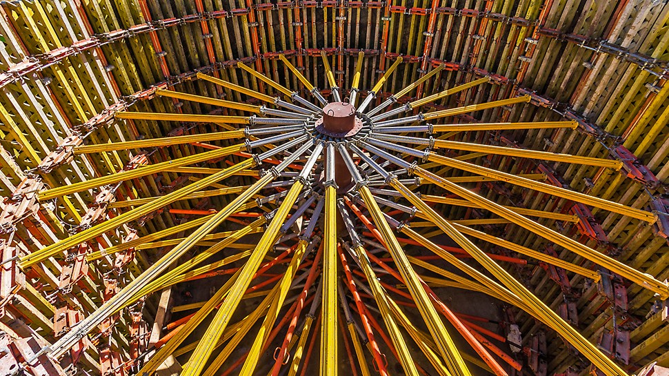 Оголовок шахты, Соликамск Смещение опалубки было предотвращено за счет установки поддерживающих стоек MULTIPROP и SLS, перенимающих на себя нагрузку свежеуложенного бетона и передающих ее на радиальную трубу.