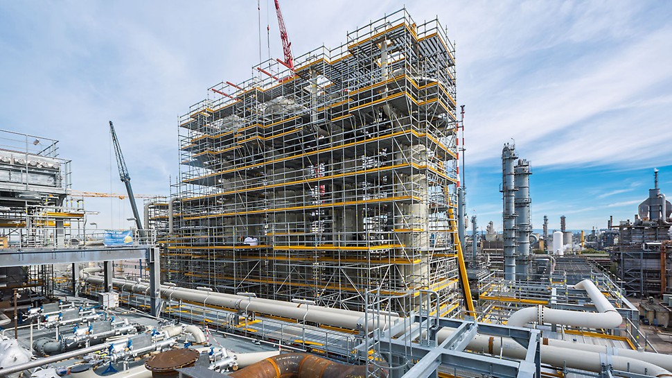 德国,巴斯夫路德维希港,新建乙炔工厂 At BASF's largest current investment project, an innovative scaffolding concept based on the PERI UP Flex scaffolding system has been saving both time and money - and has also set high standards regarding work safety.
