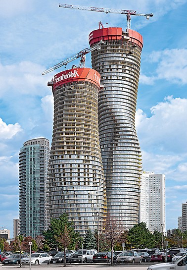 加拿大,梦露大厦 Absolute World, Missisauga, Canada - One climbing system – two climbing methods: with protection provided by the RCS climbing protection panel, the two twisting Absolute World towers rose steadily upwards in regular weekly cycles.