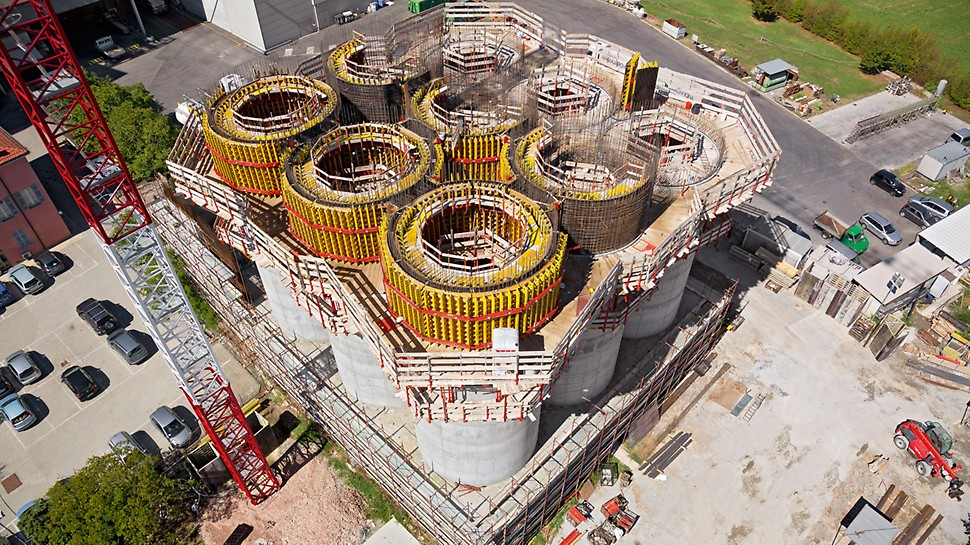 Grain Silo near Parma - Cost-effective PERI climbing concept Grain Silo near Parma, Italy - Cost-effective PERI climbing concept: with a complete platform level and halved on-site wall formwork requirements, fast and continuous working operations were achieved.