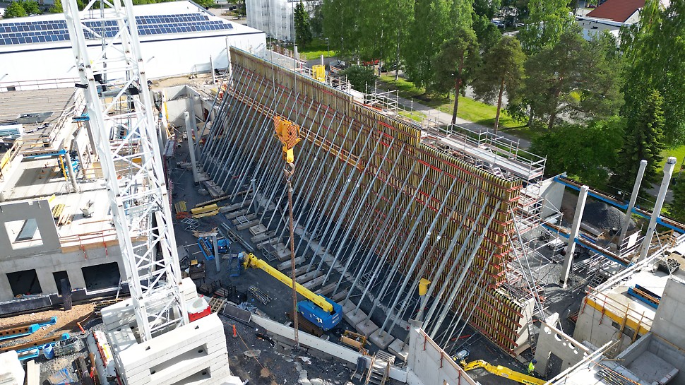 Tuiran monitoimitalo, Oulu VARIO GT 24 -paikallavaluseinät kohoavat yli 13 metrin korkeuteen.