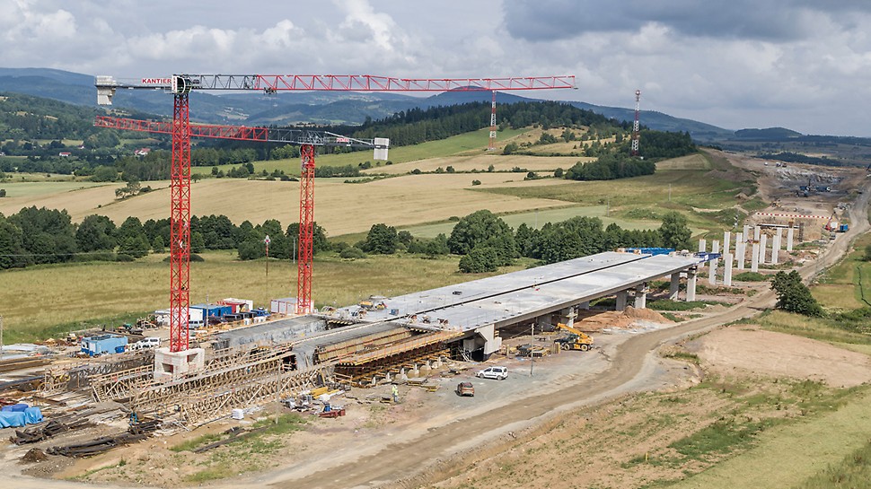 波兰,莱格尼察 卢巴夫卡 S3 高速公路 For the construction of the three bridges WS 49, WS 52 and WS 54, PERI supplied an optimally coordinated formwork and scaffolding solution based on the VARIOKIT Incremental Launching Facility, VARIO GT 24 and TRIO Column Formwork and the PERI UP Scaffolding System.