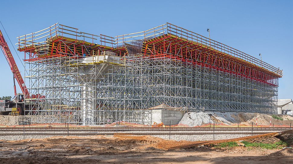 桥梁上部结构模板和承重支架 The expert engineers of PERI Israel ideally matched the superstructure formwork and the shoring for the crossing of a highway over a railroad line.