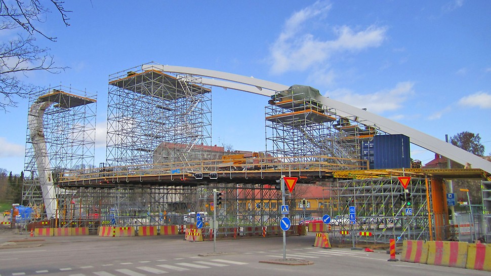 Auroran silta, Helsinki Sillan monimuotoinen rakenne tarjosi mielenkiintoisia haasteita PERI:n suunnittelijoille.