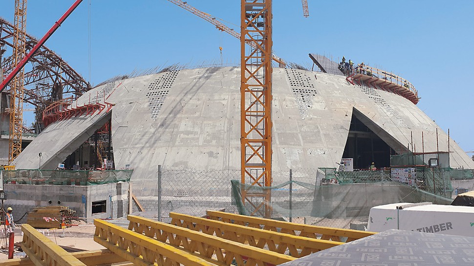 科威特,Al-Shadadiya,科威特大学,室内网球中心 Triangular recesses were taken into consideration for the thin reinforced concrete slab. With different heights of up to 11 m, these feature up to 120 circular openings with a diameter of 20 cm respectively. These form a fine net which allows the natural sunlight through the subsequently integrated glass blocks in the interior of the tennis centre.