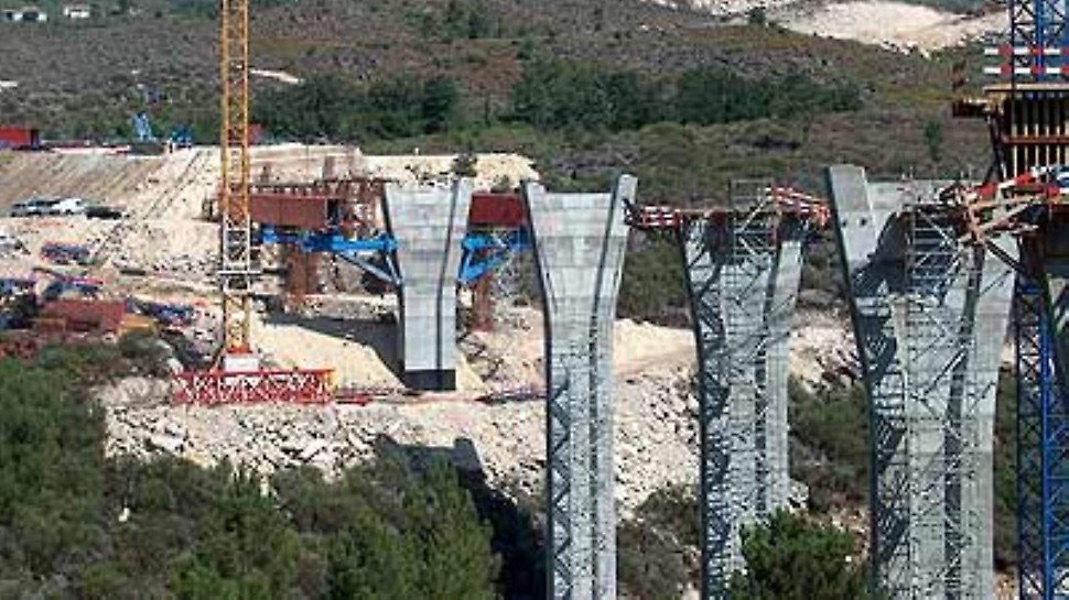 Aspecto geral da obra com início da montagem da viga de lançamento do cliente