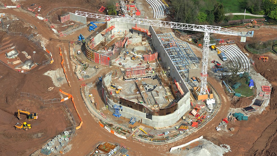The curved walls are constructed using the cicular wall RUNDFLEX system together with TRIO which was used to construct the different sized openings
