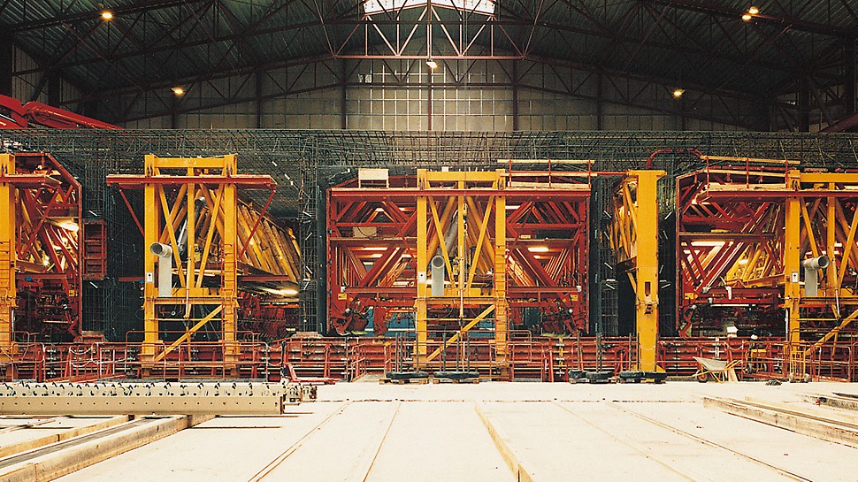丹麦,厄勒海峡-通道 Øresund Link, Denmark–Sweden - One of the two production lines with the formwork assemblies reaching a total weight of 1,150 t. Here the internal formwork has been retracted into the reinforcement cage.