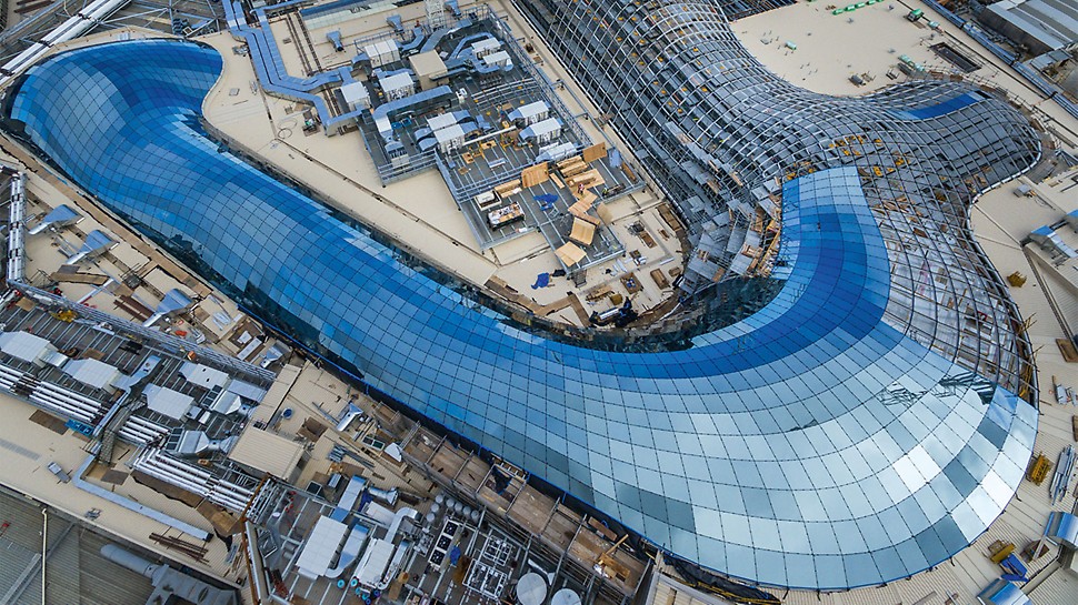 澳大利亚最大的购物中心 Up to 70,000 visitors flock daily to Australia's largest shopping centre which is now completely covered by a gigantic glass roof – the result of an expansion project. Work was carried out while the centre remained opened for daily business; the schedule for the entire construction project was extremely short. (Photo: David McArthur Parallax Photography)