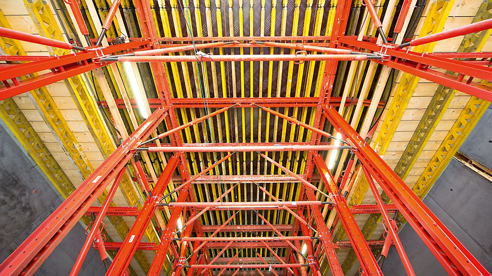 Nordhavnsvej Tunnel - formwork carriage has been designed so that trucks can pass through Nordhavnsvej Tunnel - The formwork carriage has been designed so that trucks can pass through at any time without obstacles. Due to the cramped site conditions, an absolutely essential requirement for the execution.
