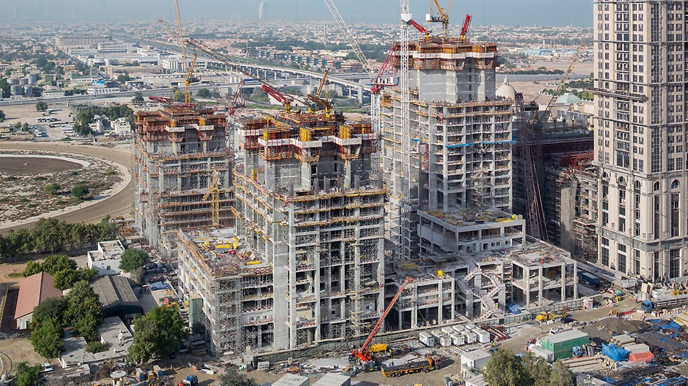 Al Habtoor 城市大厦 The Al Habtoor City Towers are three high-rise buildings which are growing up to a height of 300 meters at the same time.
