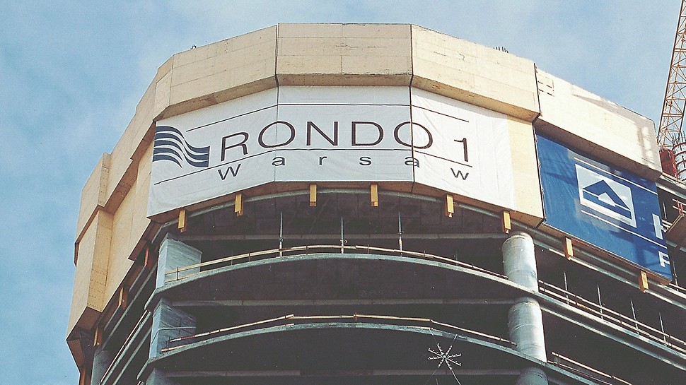 RONDO 1 - 派利公司CPP可爬升防护屏 RONDO 1, Warsaw, Poland - The PERI CPP climbing protection panel reliably encloses the upper floors under construction.