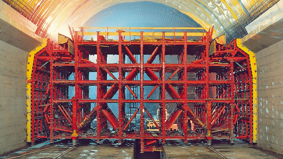瑞士,勒奇山地下隧道 Lötschberg Tunnel, Mitholz, Switzerland - Tunnel formwork carriage for a cross-section width of 15.74 m and 12.54 m high. At first, the tunnel side walls were shuttered and concreted.