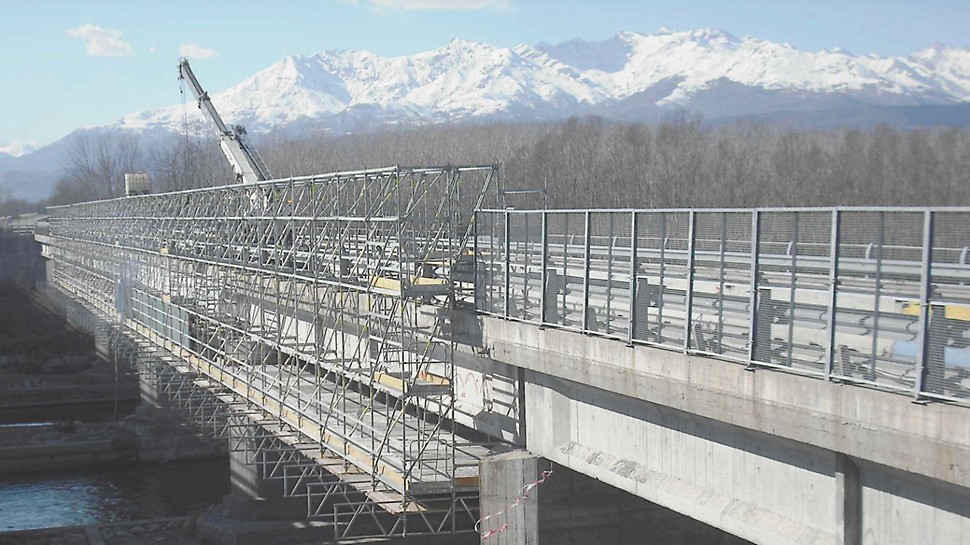 Risanamento delle travi del viadotto sul fiume Dora Baltea Nessun ingombro, massimo risultato con PERI UP per il risanamento delle travi del viadotto sul fiume Dora Baltea