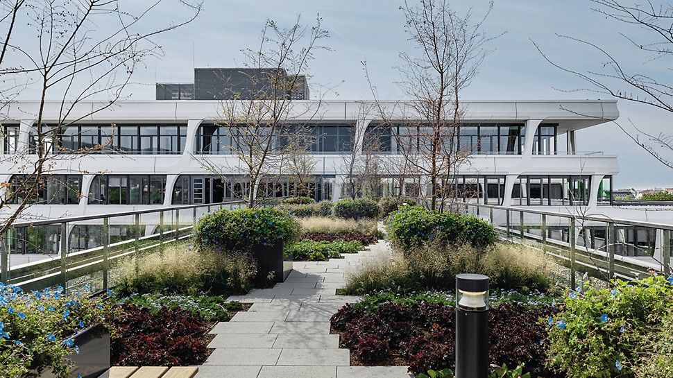 In rund 16 Monaten Bauzeit kamen beim Bau der neuen HeidelbergCement Hauptverwaltung knapp 97.500 m&lt;sup&gt;2&lt;/sup&gt; Schalungslösungen zum Einsatz – darunter auch maßgeschneiderte PERI Sonderschalungselemente.<br/>(Foto: Thilo Ross)