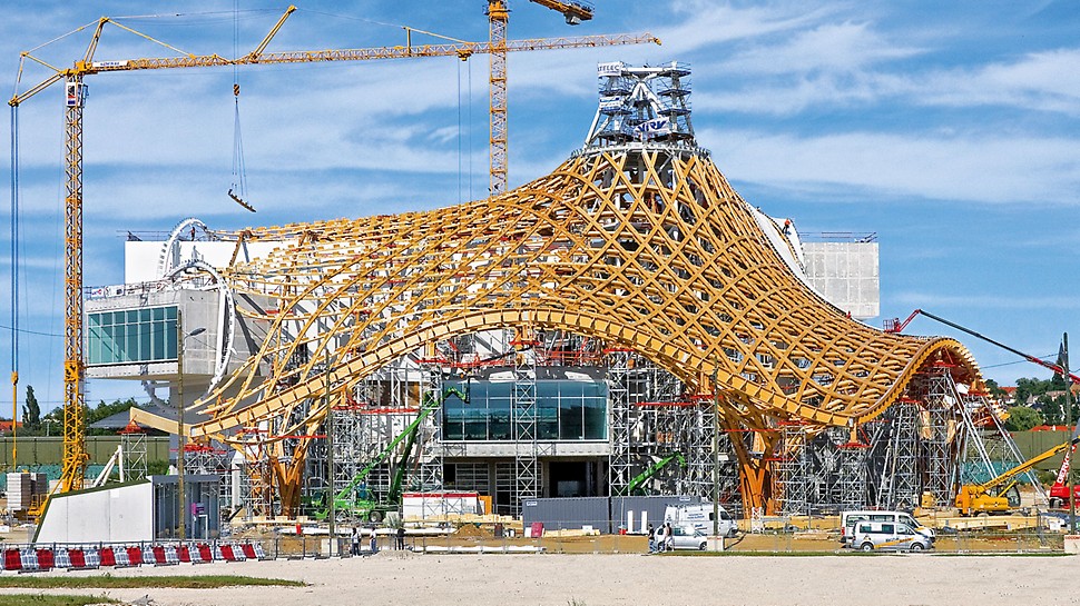 Centre Pompidou - The tent-like roof construction reached a height of 77 m Centre Pompidou, Metz, France - The tent-like roof construction reached a height of 77 m. For the up to 32 m high PERI UP Rosett shoring towers, adapting to the complex roof geometry was carried out using system components from the VARIOKIT engineering construction kit.