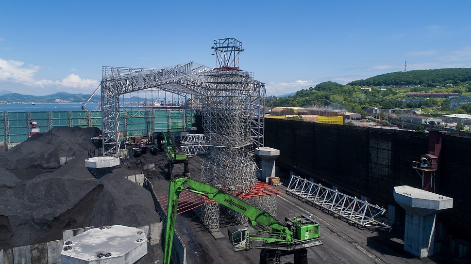 Терминал Астафьева Капители и опалубка для них спроектированы по индивидуальному заказу «Терминала Астафьева» и не имеют аналогов в Приморском крае, их прочность сравнима с опорами под железнодорожные мосты.