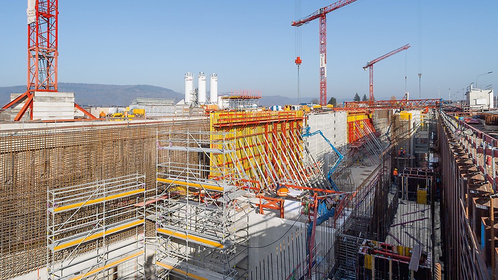 德国,特里尔,摩泽尔水闸 Formwork, scaffolding, engineering: PERI supported site operations with a project-specific formwork and scaffolding concept.