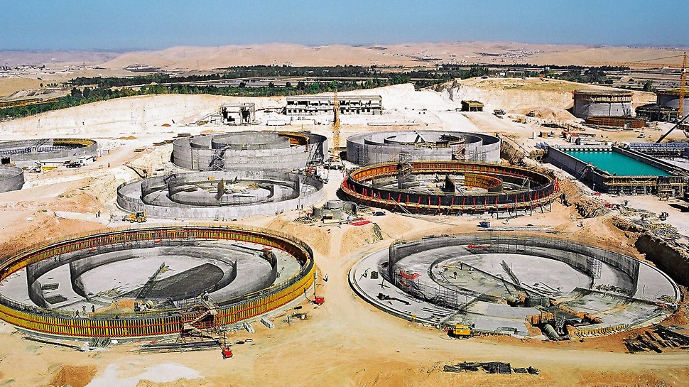 约旦,莎姆拉污水处理厂 Sewage plant As Samra, Jordan - With the selected PERI formwork and scaffolding systems, the construction team was able to cost-effectively fulfil all requirements in spite of the tight construction schedule. The solutions developed by PERI engineers and the local site management, along with support provided by PERI specialists, contributed to efficient and problem-free construction.
