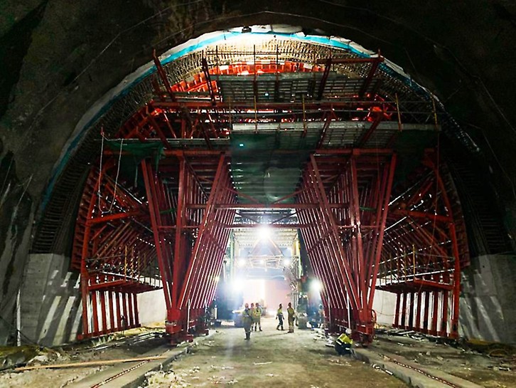 The VARIOKIT Tunnel Formwork Carriage can be flexibly adapted to suit individual project requirements of cut-and-cover and mining tunnels The VARIOKIT Tunnel Formwork Carriage can be flexibly adapted to suit individual project requirements of cut-and-cover and mining tunnels