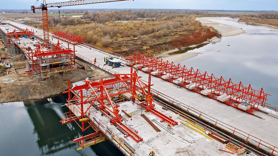 杜纳耶茨河大桥- VARIOKIT 工程套件在悬臂结构施工中的应用 Bridge over the Dunajec, Tarnow, Poland - With some supplementary system components, the VARIOKIT engineering construction kit can also be used for the balanced cantilever construction method.