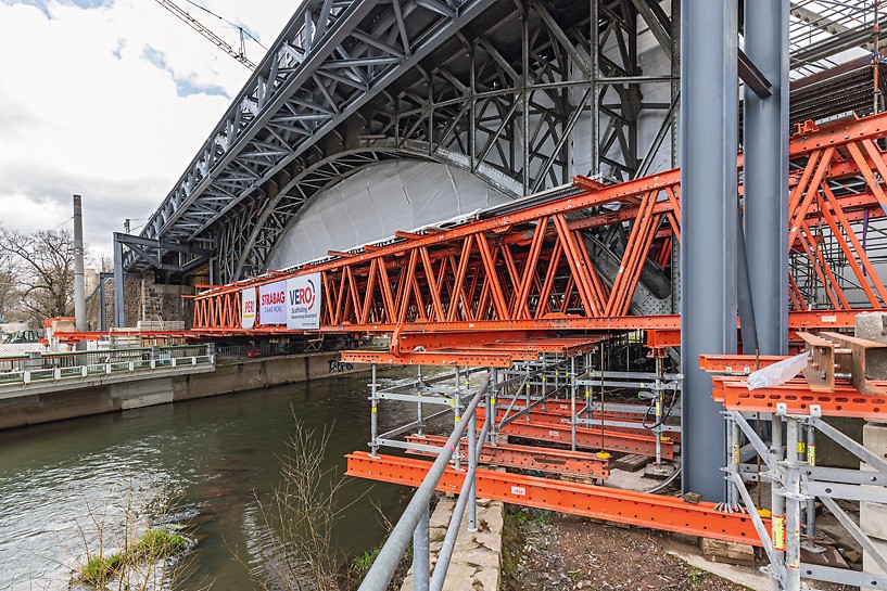 Für den 43 m spannenden Brückenbogen über den Fluss Chemnitz vertraute das Paderborner Gerüstbauunternehmen VERO auf die Lösungskompetenz von PERI.
