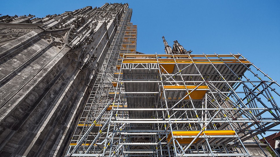 德国,乌尔姆,乌尔姆明斯特大教堂 PERI UP nestles up to Ulm Minster - up to 71 m high - for the extensive renovation work. A 7 m high intermediate platform provides a possible storage location for the new stones.