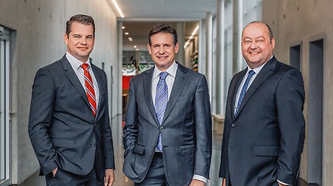 In April 2014, Dr. Fabian Kracht becomes Head of Finance and Organization. From May 2015 on, Leonhard Braig joins PERI as Head of Products and Technology. (from the left) Dr. Fabian Kracht, Alexander Schwörer and Leonhard Braig
I april 2014 blir Dr. Fabian Kracht "Head of Finance and Organization". Fra mai 2015, blir Leonhard Braig med PERI som "Head of Products and Technology". (fra venstre) Dr. Fabian Kracht, Alexander Schwörer og Leonhard Braig