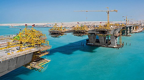 Mit einer Länge von 1,455 km und der imposanten Breite von 60 m verbindet die Sheikh Khalifa Brücke das Festland von Abu Dhabi, Vereinigte Arabische Emirate, mit der Insel Saadiyat.