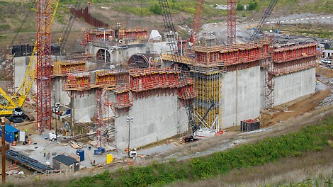 Smithland Hydroelectric Power Plant - For constructing the power plant walls, the single-sided SCS climbing system is being used. The loads are transferred – without formwork ties – via the brackets in the climbing anchor of the previous concreting section.