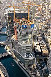 Trump International Hotel & Tower, Chicago, USA - The floor plan for this impressive building complex tapers gradually in four steps as it rises majestically in the air: at heights of 65 m, 121 m, 201 m and 338 m.