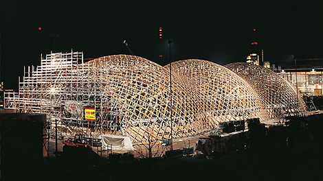 Mit einer Konstruktion aus Papierrollen sorgt der japanische Pavillon auf der Expo2000 in Hannover für Aufsehen. PERI UP Gerüsttechnik und MULTIPROP Stützen ermöglichen den sicheren und präzisen Aufbau der Papierkonstruktion.