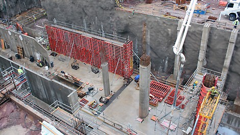 Kuvan oikealla puolella olevat 12 m korkeat pilarit valettiin PERI SRS- ja TRIO-järjestelmien yhdistelmällä. Tämän eritysratkaisun vinotukina toimi RS 1400 ja RSS-3 -tuet.