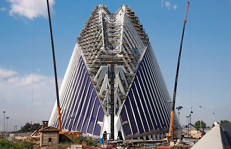 A huge birdcage scaffold on the basis of PERI UP Rosett provided safe access ways and working areas for subsequent site activities up to a height of nearly 80 m.